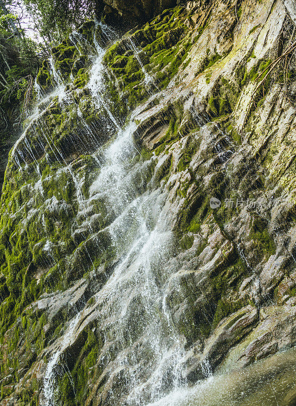 17米(55.77英尺)高的瀑布，叫做La Chute，位于加拿大著名的国家公园Forillon，位于Gaspé魁北克附近。